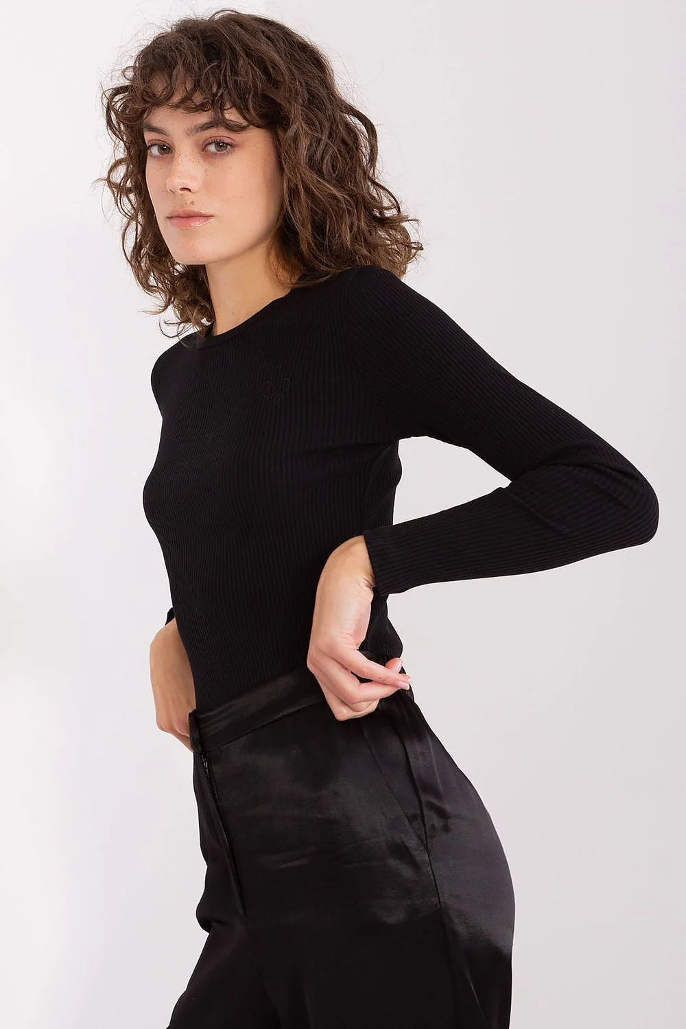 Pull longues manches ajusté noir pantalon taille haute fluide satiné noir femme