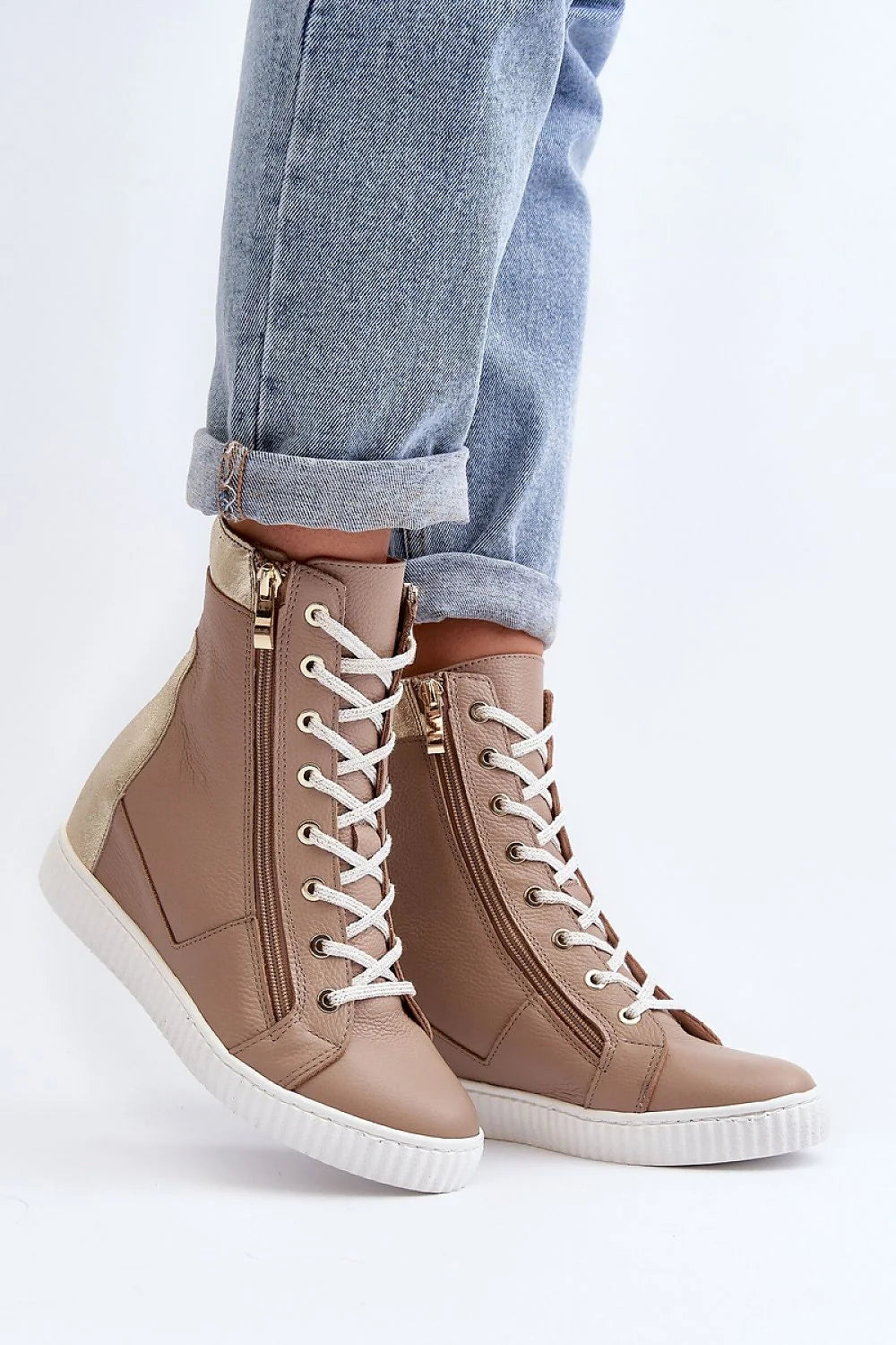 Baskets à cothurnes pour femmes en cuir taupe et doré, style élégant et moderne, confort maximal, talon 7.5 cm, semelle plateforme 2.5 cm, fermé à glissière et lacets