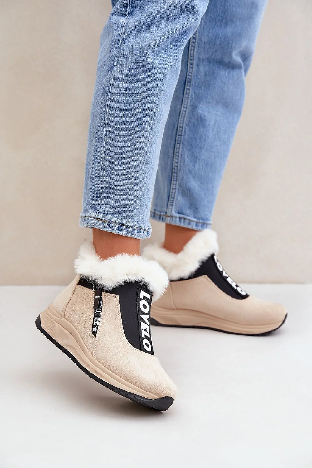 bottines femme suédine écologique beige fourrure blanche col montant compensée semelle crantée talon zippées latéral panneau élastique noir inscription LOVELO