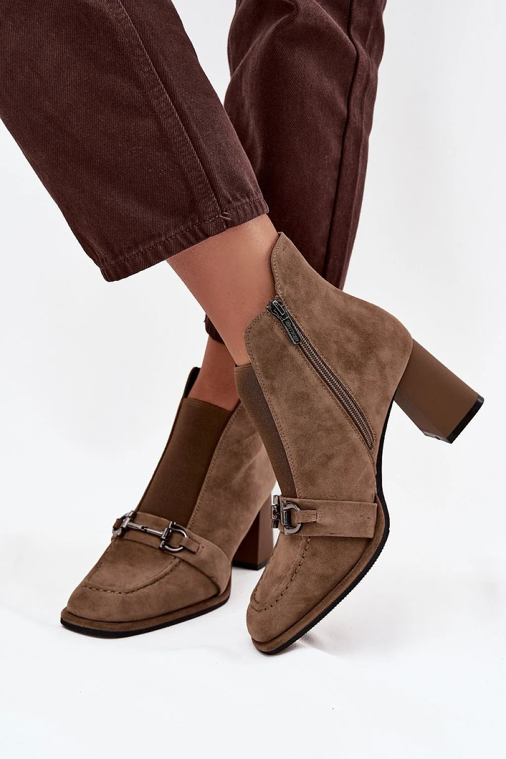 bottines femme Artiker daim suédé taupe cheville tige 12 cm talon colonne 7 5 cm bride décorative mors doublure fourrure