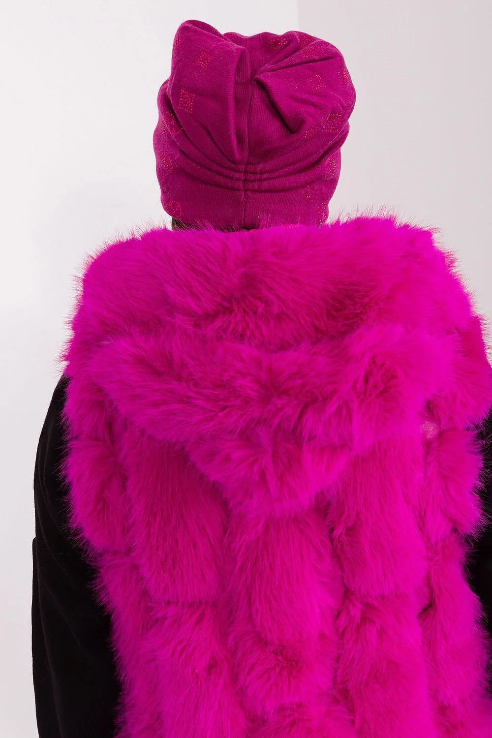 Bonnet et veste sans manches femme style casual-chic en fuchsia tricot fourrure imitée applications strass matelassé