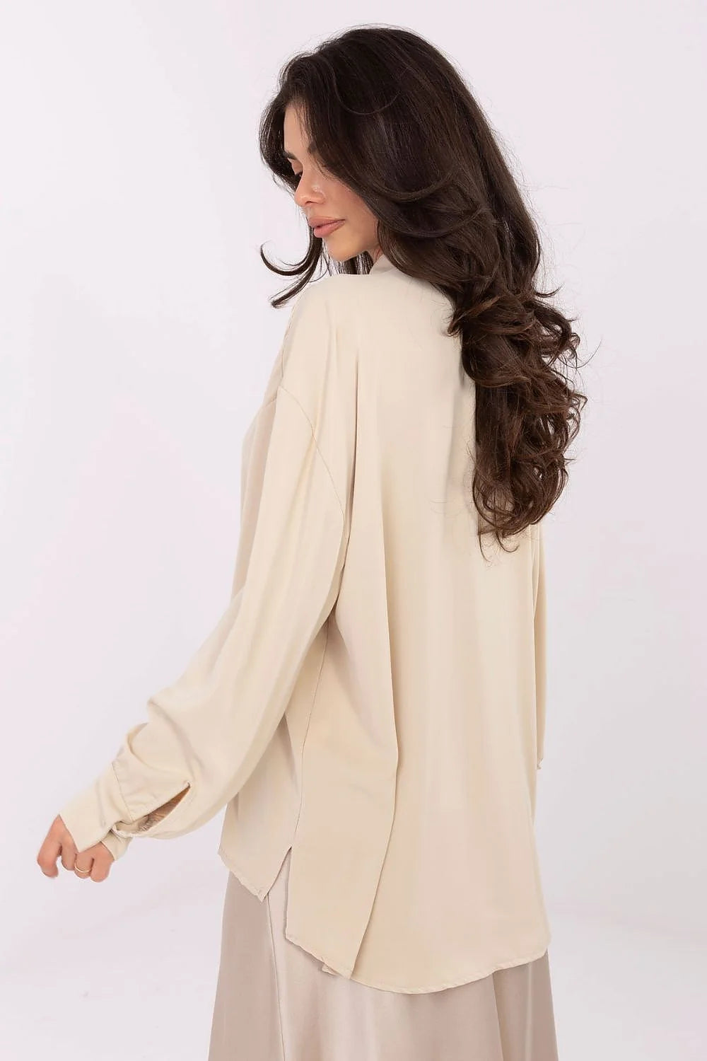chemisier élégant féminin long dos allongé col orné jabot subtil manches bouffantes polyester léger fluide ajusté silhouette moderne
