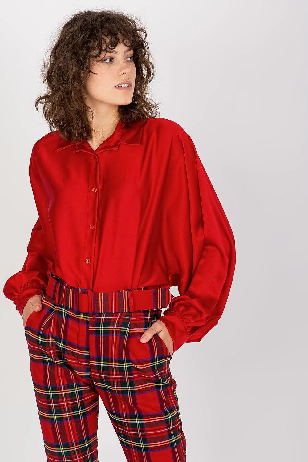 chemise femme satinée rouge vif oversize manches longues ballons poignets boutonnés col classique patte boutonnage frontale tombé fluide lumineux brillante