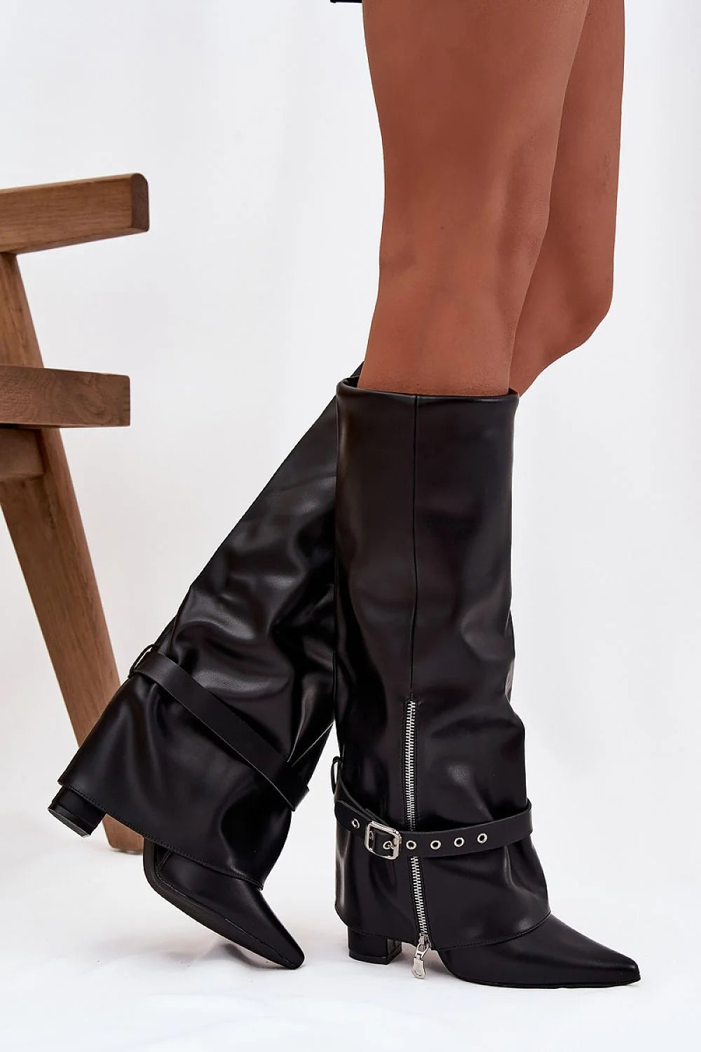 bottes talons similicuir noir hautes tige droite froncée bout pointu talon effilé zip latérale sangle ajustable boucle argentée