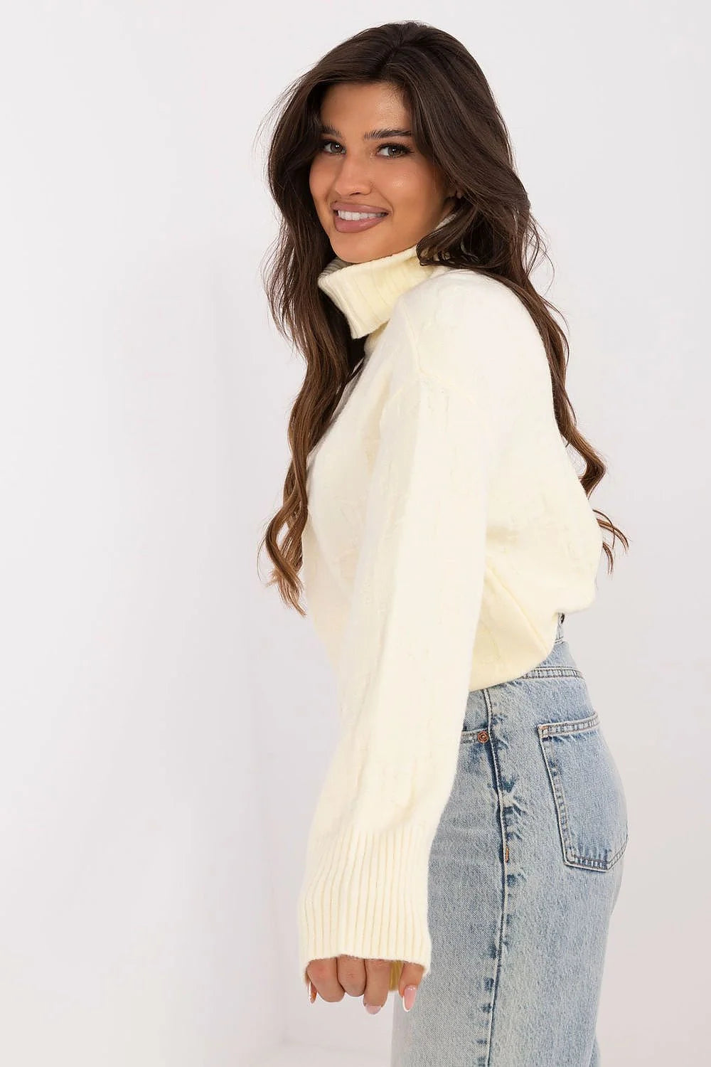 Pull à col roulé pour femme beige clair matériau doux coupe ajustée manches longues motifs discrets style intemporel