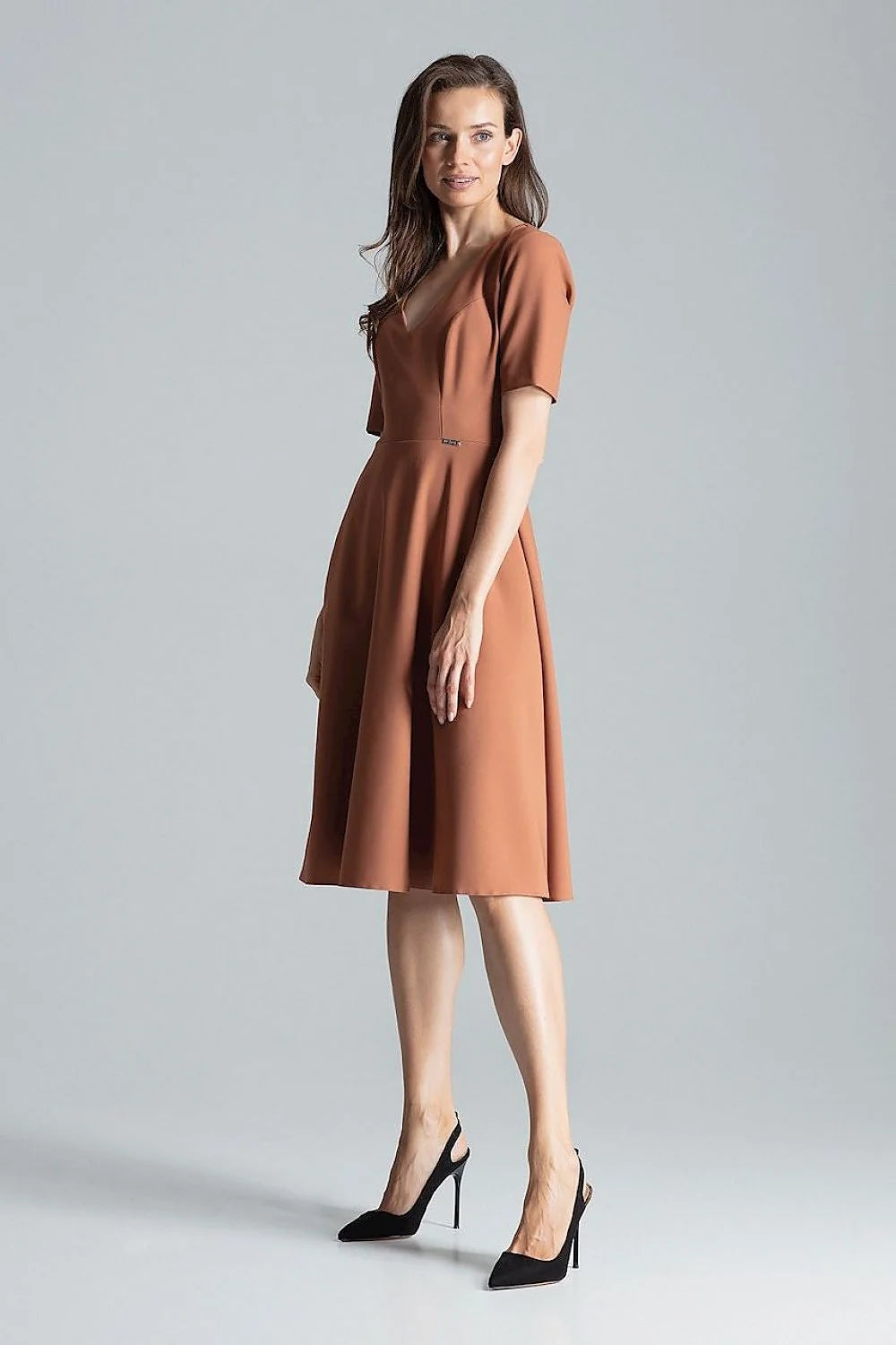 robe midi femme rouge vif décolleté V manches courtes taille cintrée princesse jupe évasée tissu structuré polyester élégant cocktail