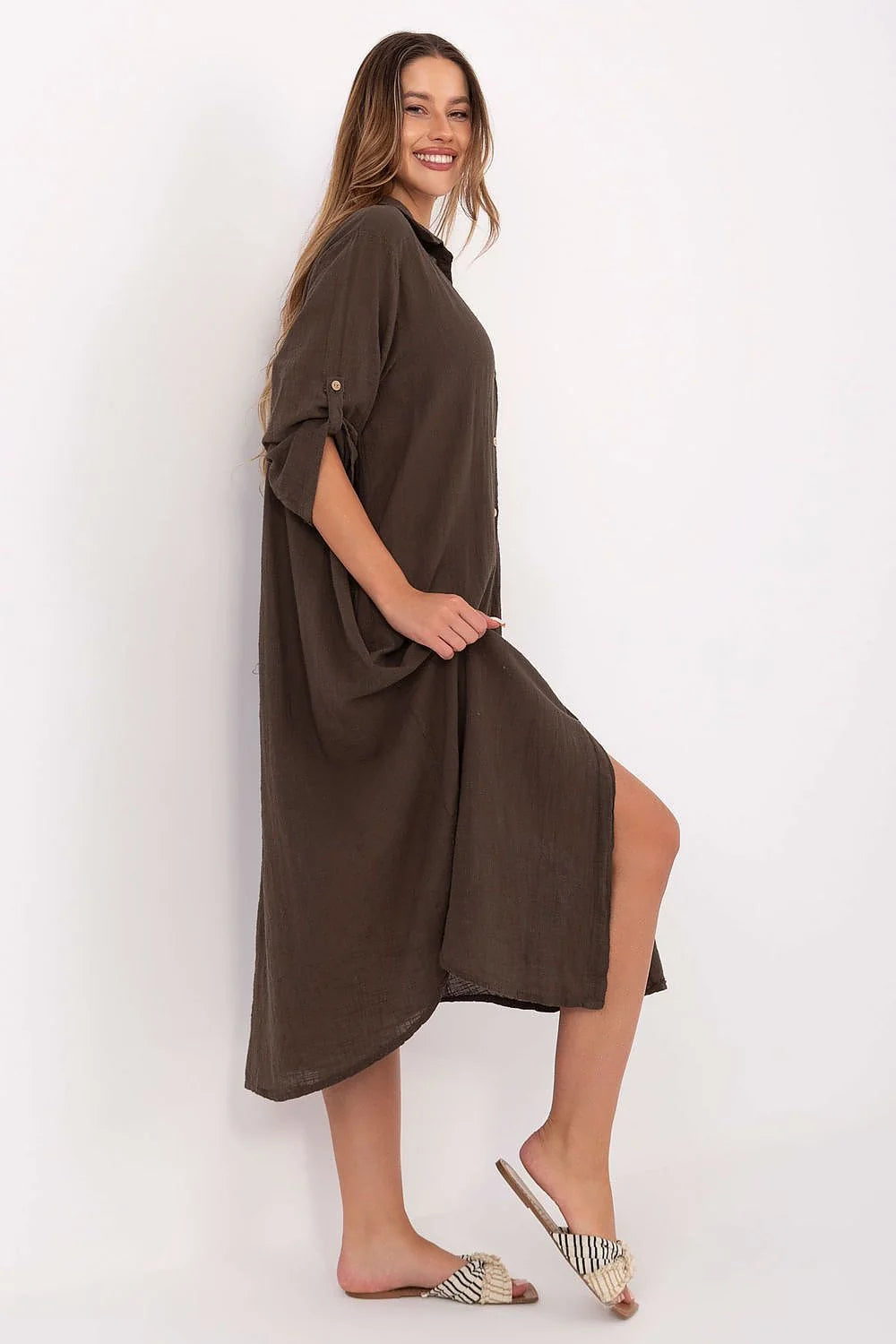 Robe chemise femme style décontracté élégant coupe ample col classique manches longues retroussables poches latérales couleur brun terreux