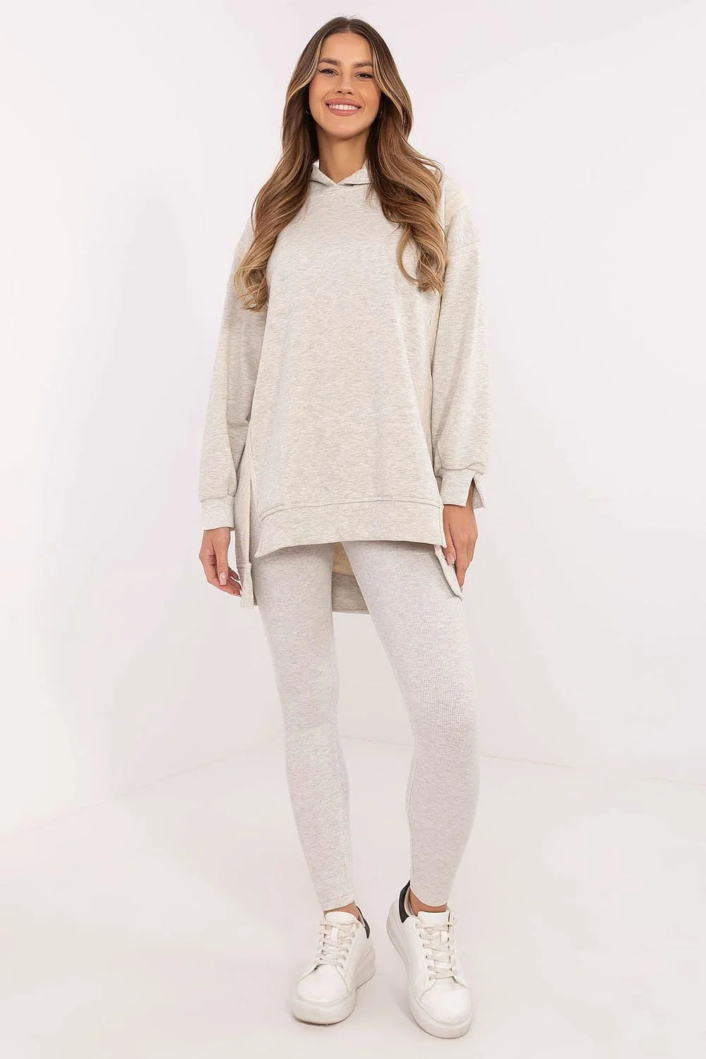 ensemble décontracté femme sweatshirt long capuche oversize tunique fentes latérales manches longues poignets ajustés legging slim côtelé cheville beige clair