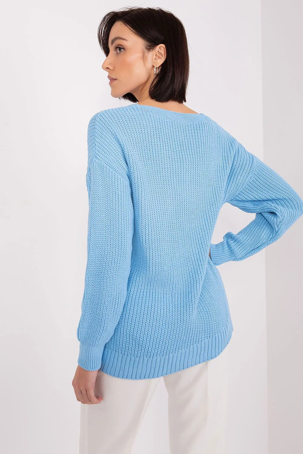 Chandail pour femme bleu clair maille épaisse motif torsadé col V manches longues finitions côte