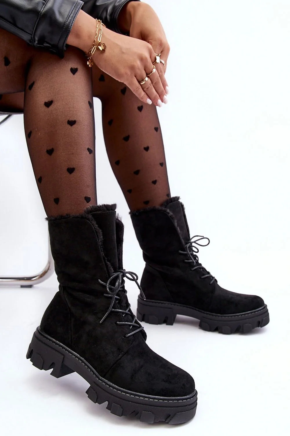 Bottes femmes modernes robustes cuir suédé noir doublure fourrure semelle épaisse lacets talon plat plateforme