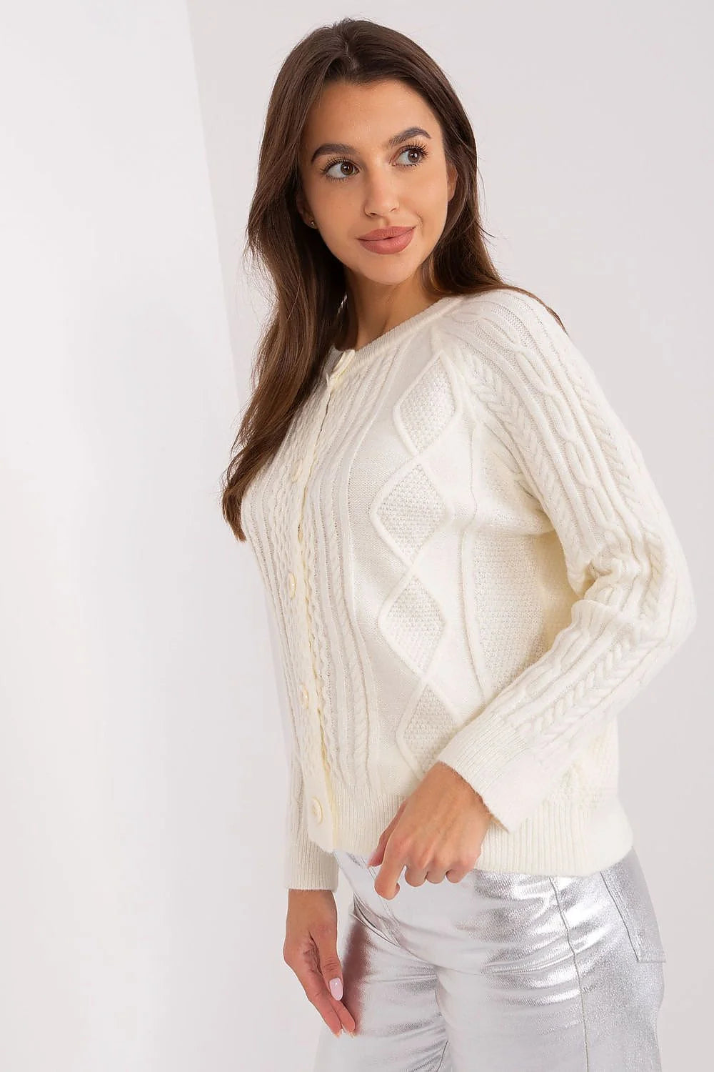cardigan maille torsadée ivoire manches longues col rond boutons nacrés bords côtes coupe droite longueur hanches ajustée femme cosy chaud