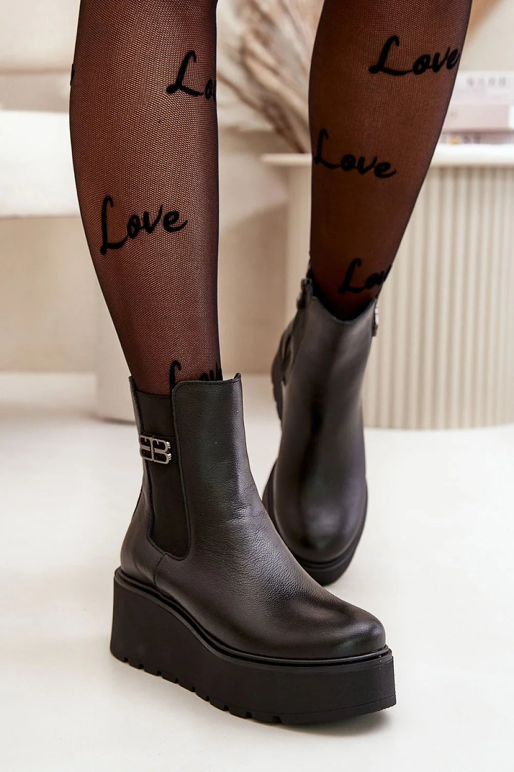Bottes cothurnes en cuir noir pour femmes, style moderne et élégant, plateforme massive, fermeture éclair latérale, tige décorative, confort et durabilité, look sophistiqué et versatile