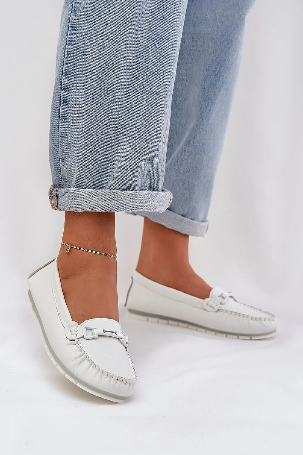 Mocassins pour femme élégants et intemporels en cuir naturel blanc confortables semelle caoutchouc buckle argenté