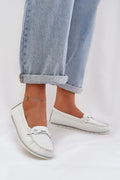 Mocassins pour femme élégants et intemporels en cuir naturel blanc confortables semelle caoutchouc buckle argenté