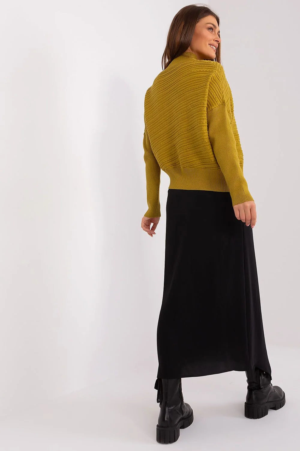 Pull-over femme maille haute qualité style contemporain col roulé manches longues finitions côtelées vert moutarde longueur standard