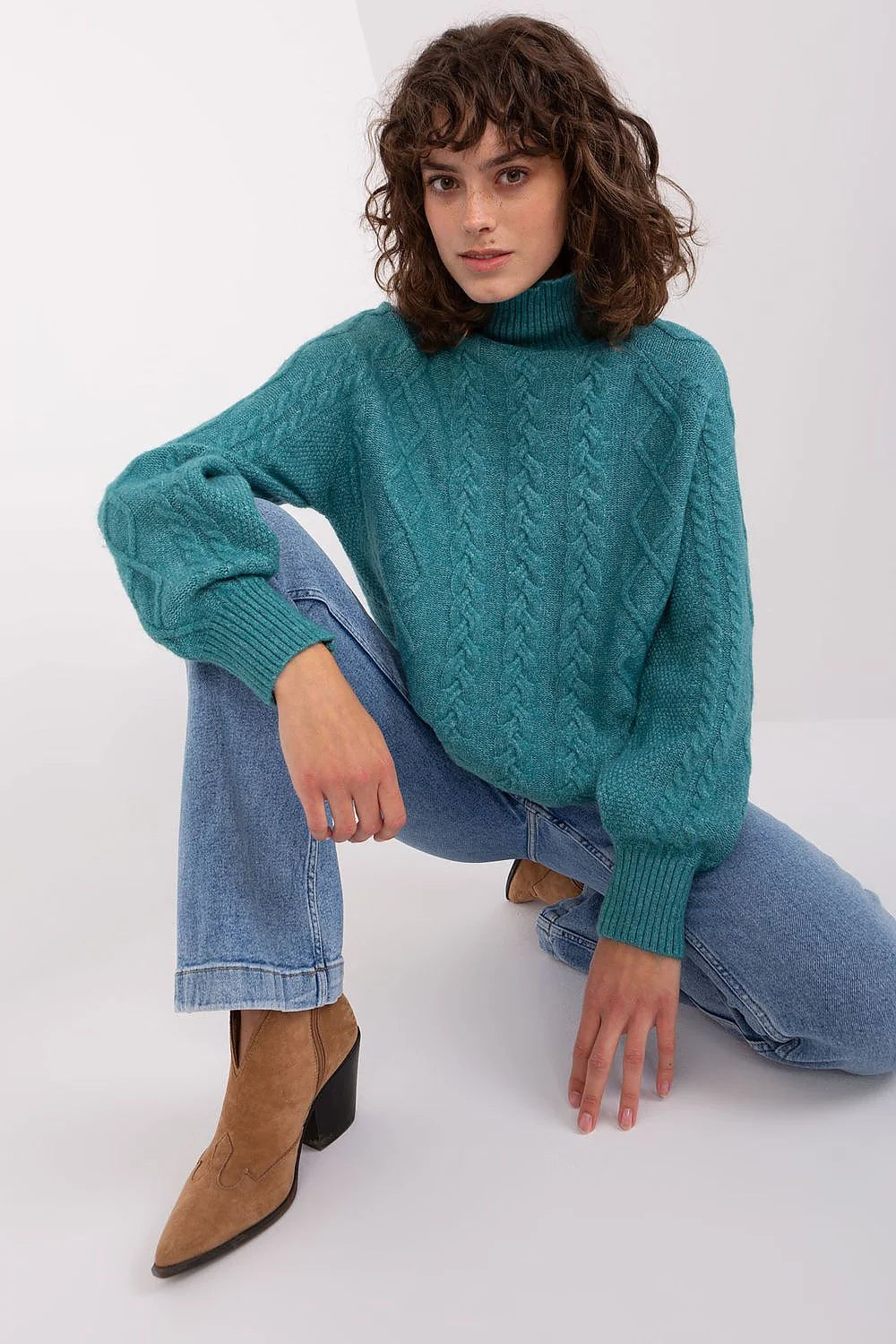 Pull femme col roulé texture tricotée motif torsadé couleur bleu canard manches longues coupe ample finitions côtelées