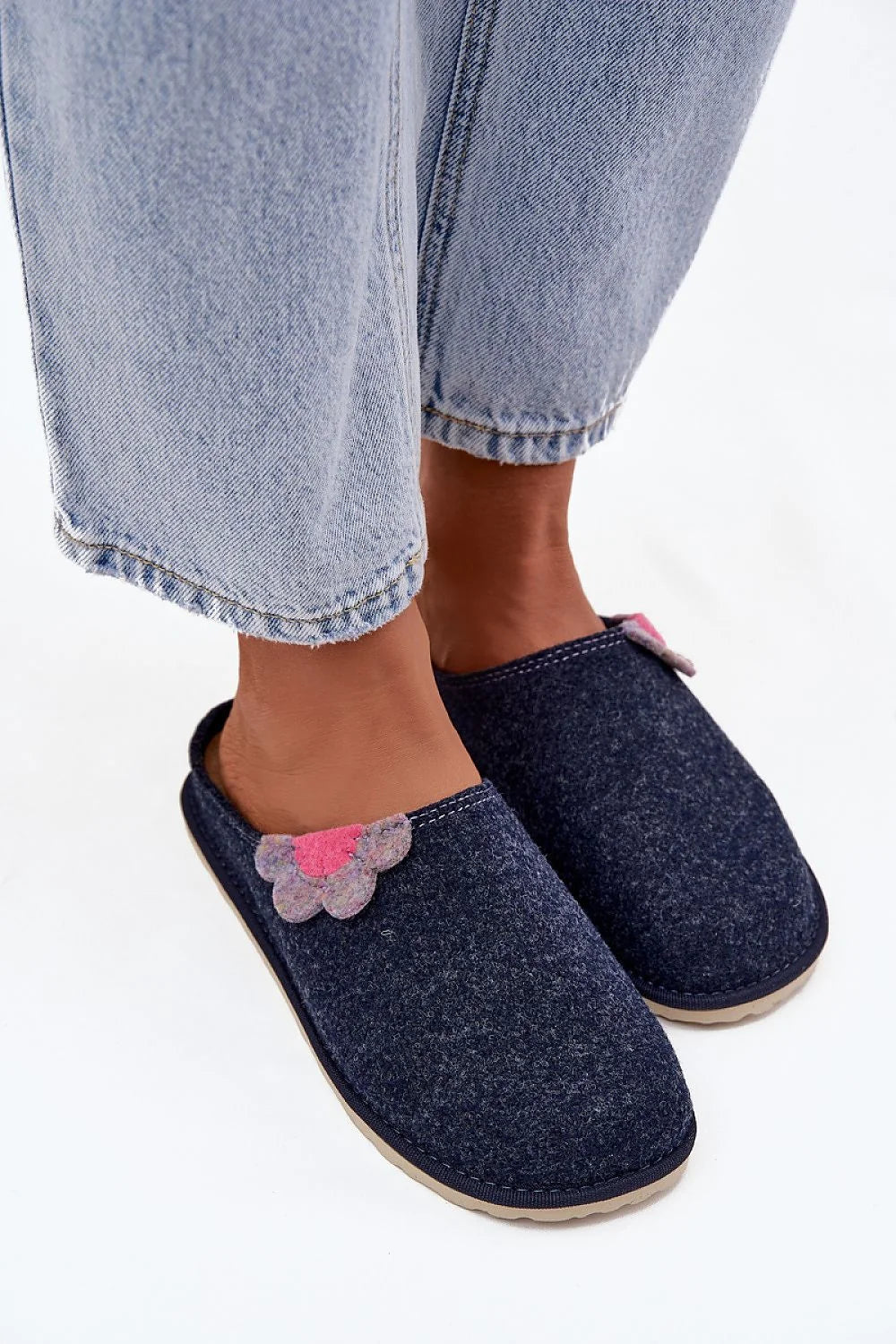 pantoufles femmes Inblu mules slipon bout fermé feutre bleu marine fleur feutrine rose lilas semelle crantée antidérapante cuir profilée confort