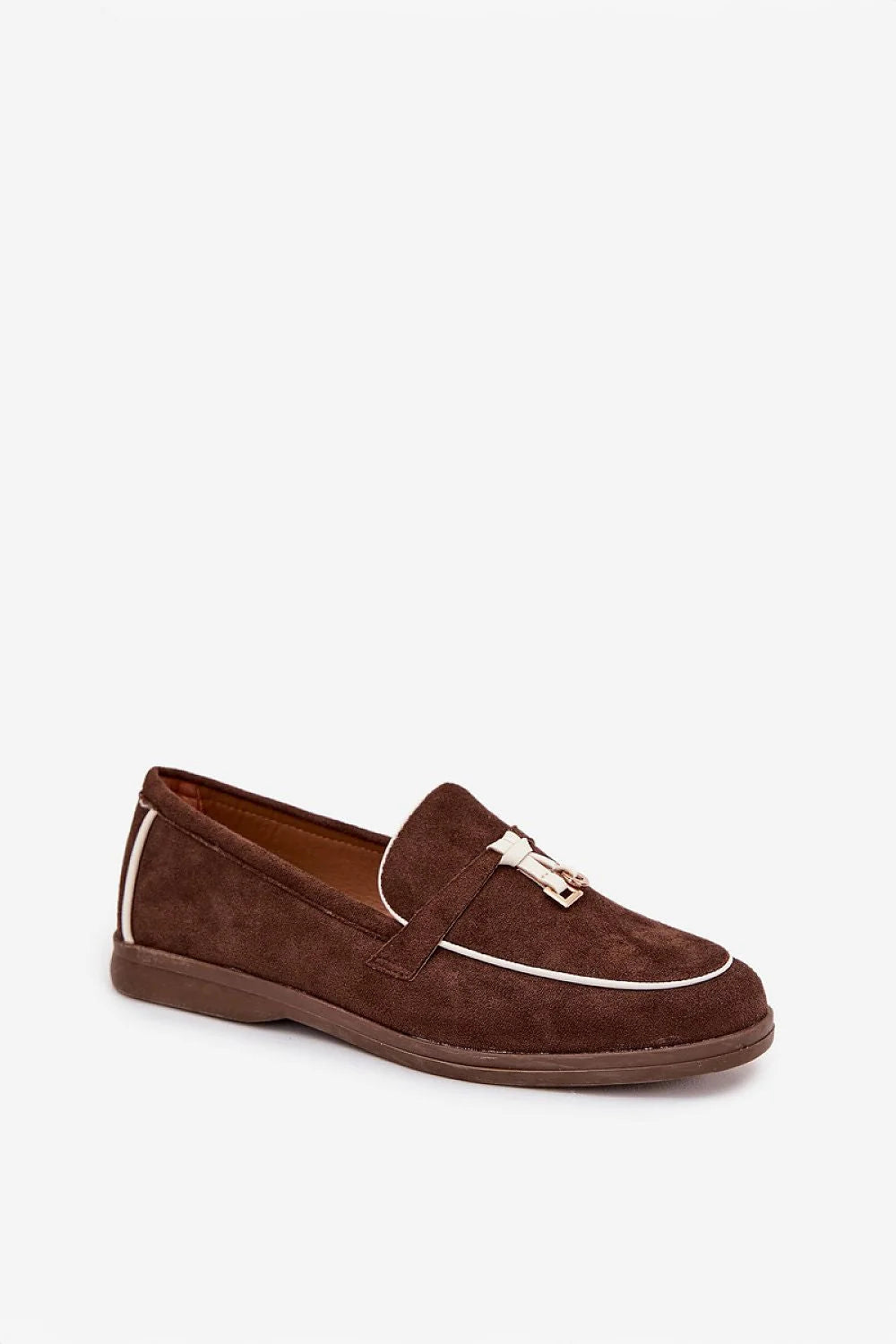 mocassins femme suédine écologique marron chocolat loafers bout arrondi passepoil blanc contrastant ornement métallique argenté semelle caoutchouc antidérapante sans lacets