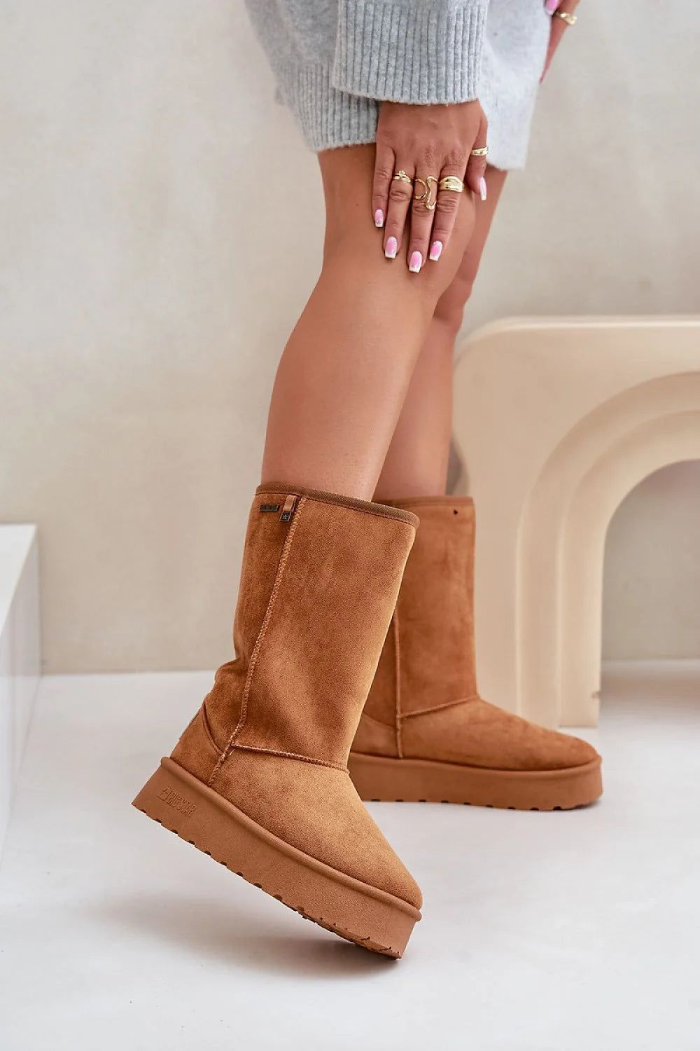bottes neige femme suédine écologique fourrure doublées plateforme crantée antidérapante imperméable mi mollet camel confortable chaude semelle caoutchouc bout rond
