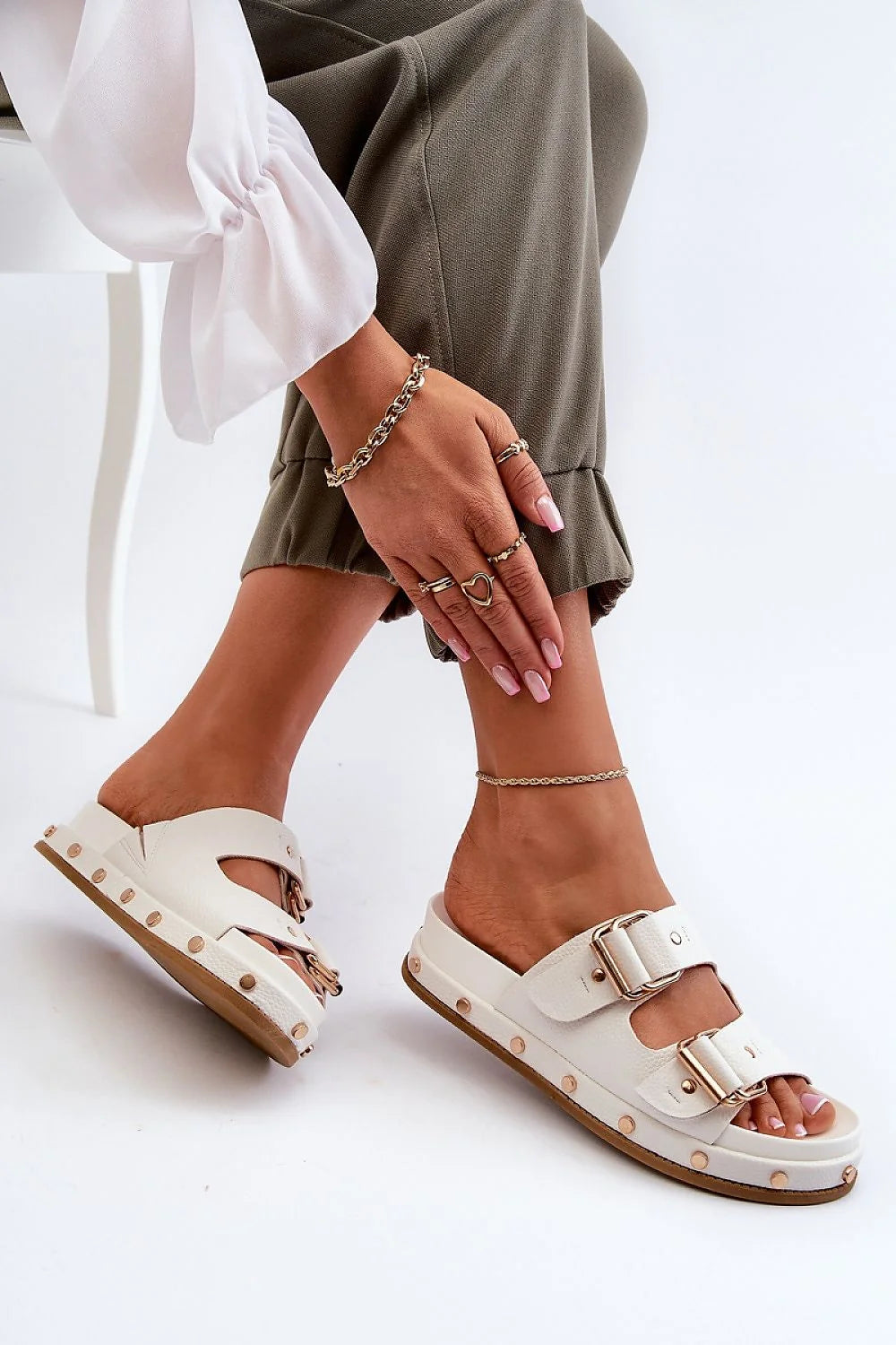 Sandales féminines modernes style épuré couleur blanche lanières larges boucles dorées plateforme épaisse semelle caoutchouc