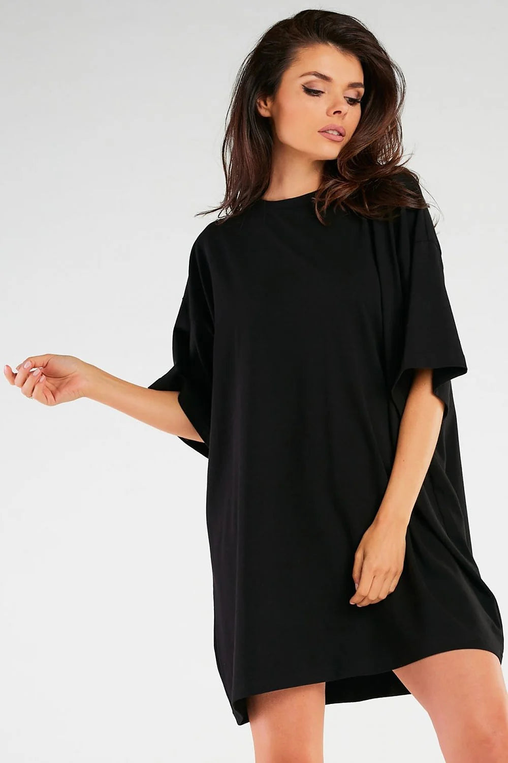 Robe tshirt coton lycra noir ample col rond manches courtes tombantes mi-cuisse minimaliste moderne casual femme