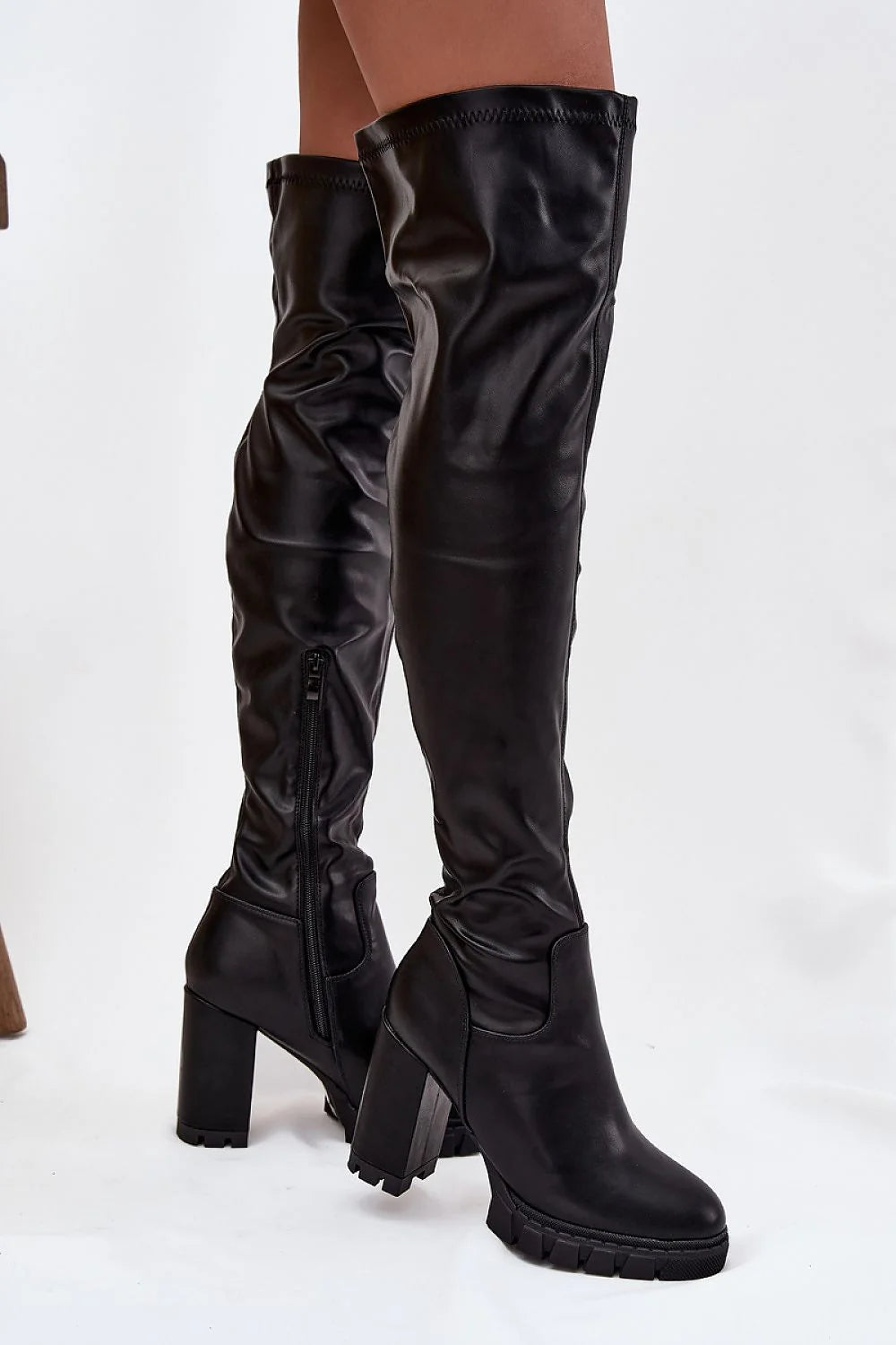 cuissardes similicuir noir finition lisse tige froncée bout rond talon bloc haut semelle crantée antidérapante fermeture latérale enfilage facile glamour
