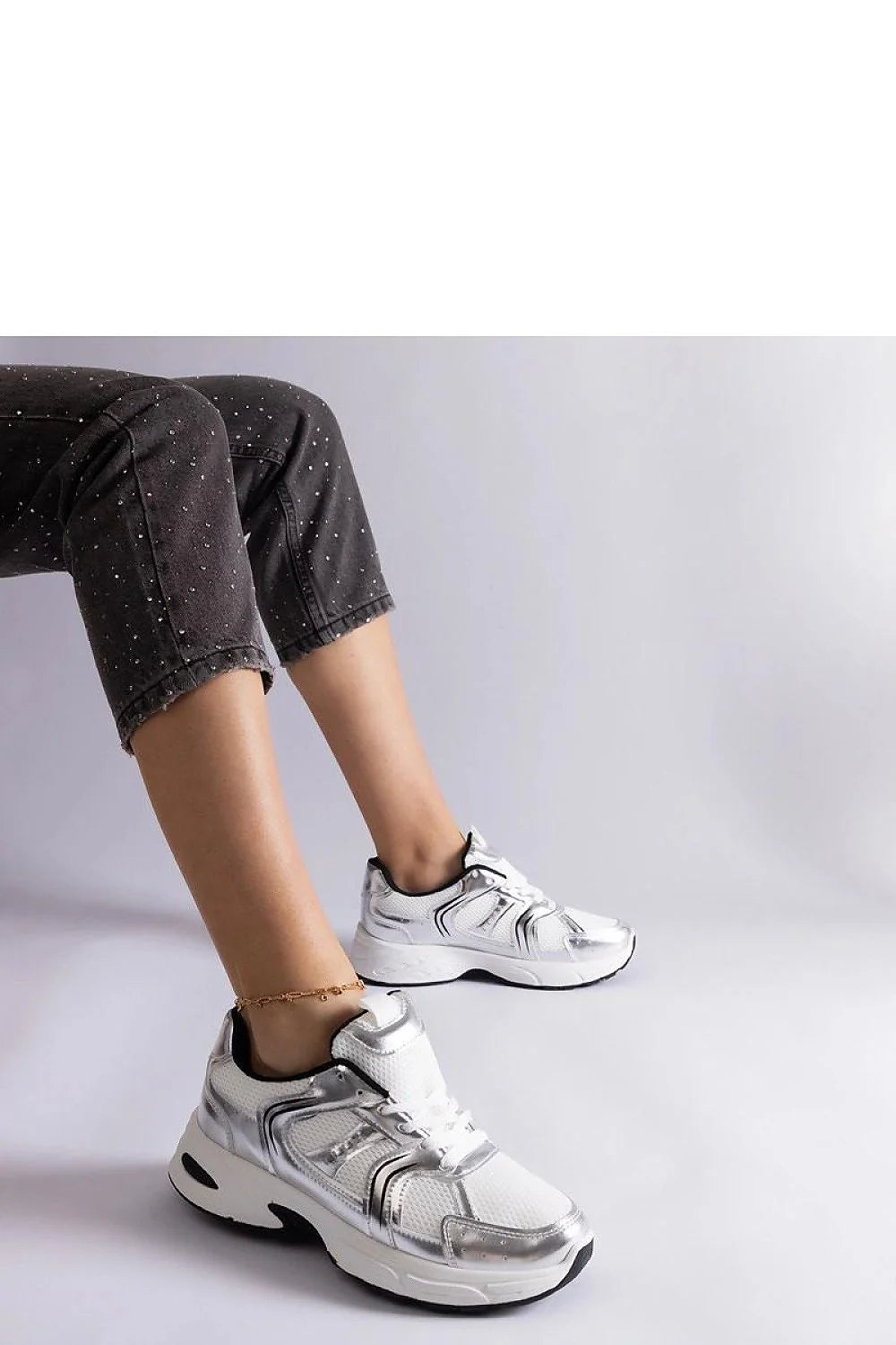 Baskets Solea femmes design athlétique urbain style futuriste maille respirante matière métallique blanc argenté confortable lacets blancs talons épais soutien longue durée