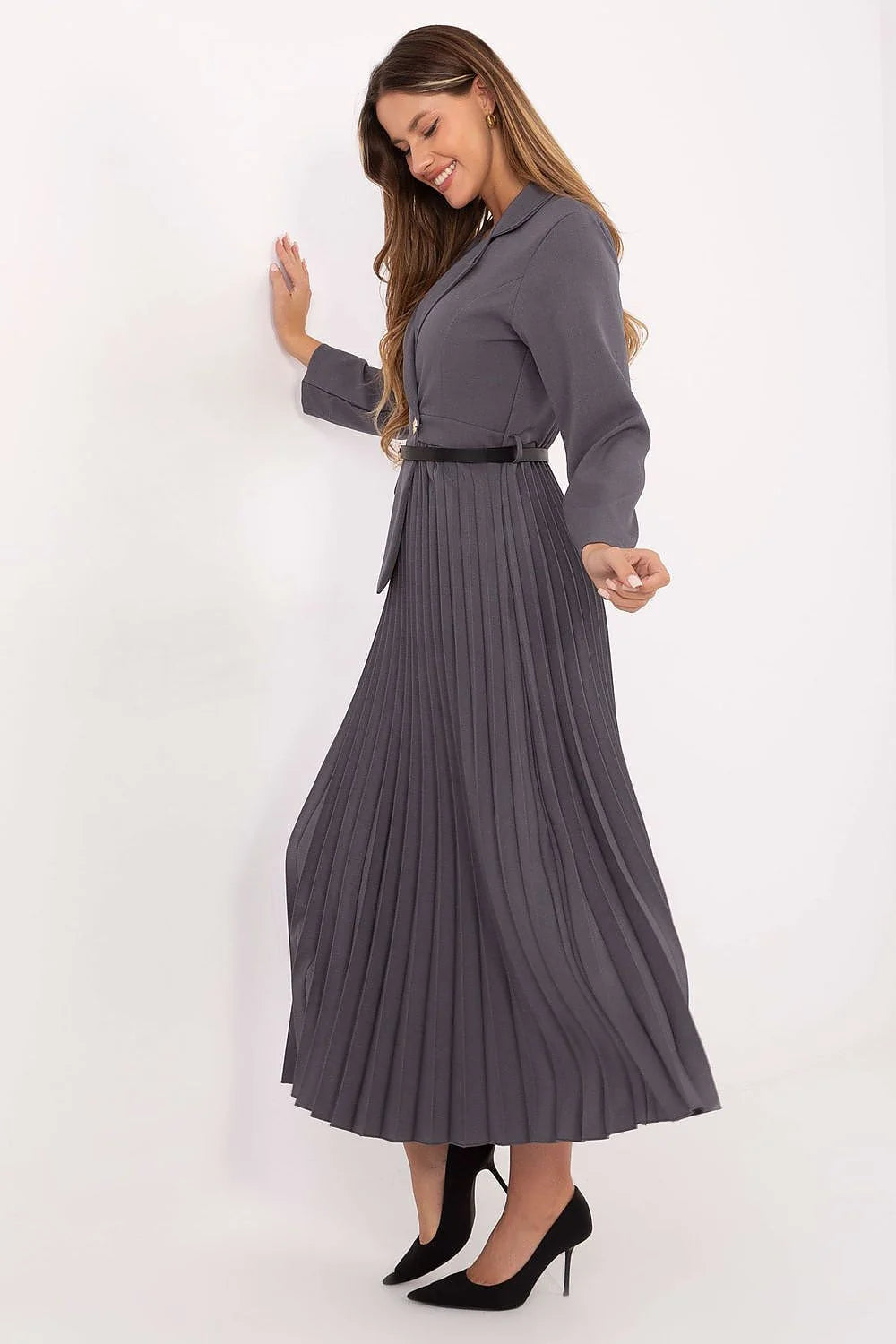 robe longue plissée femme chemisier gris anthracite col tailleur manches longues taille cintrée ceinture noire jupe maxi tissu fluide viscose