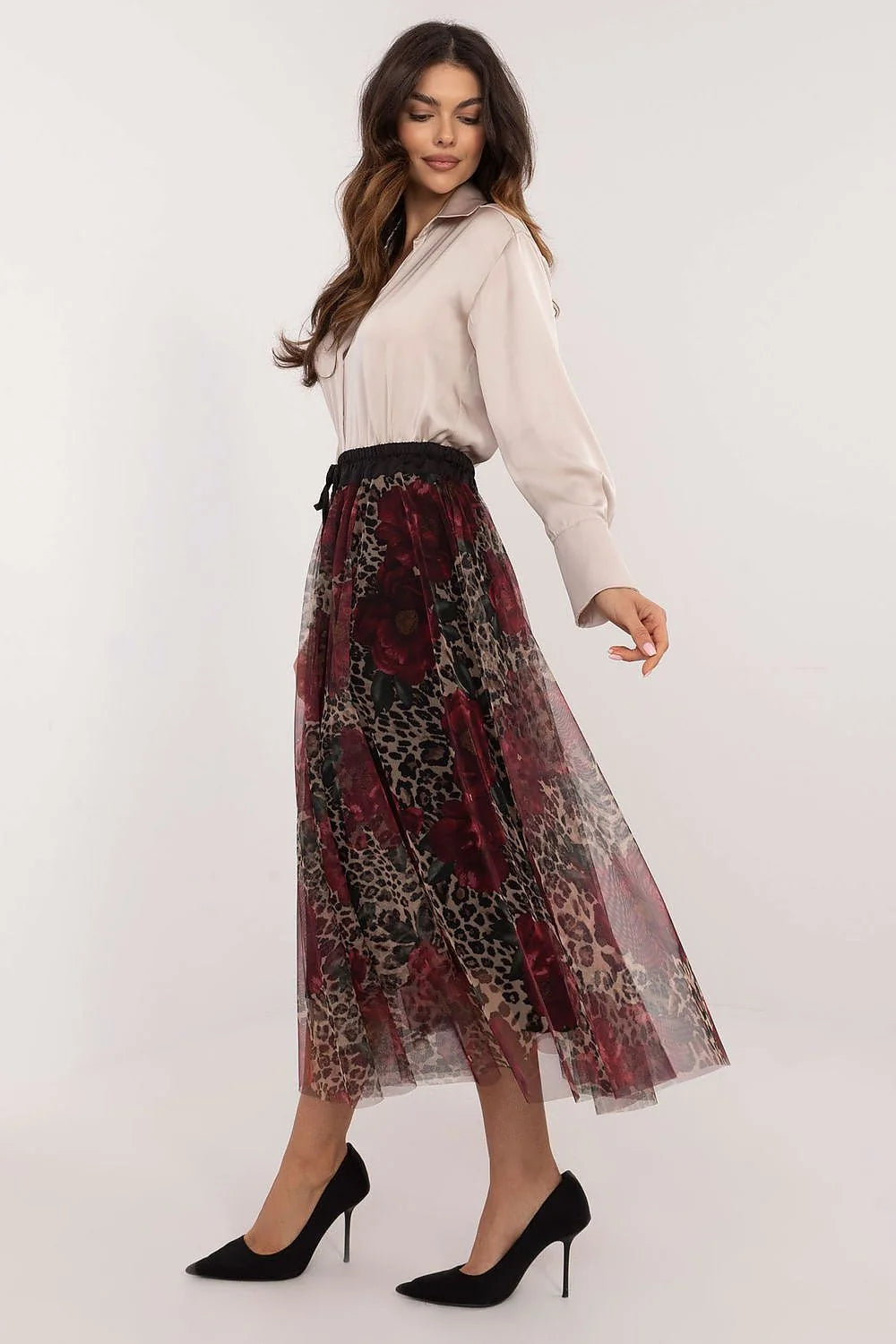 Jupe longue en tulle transparente avec motif léopard et fleurs, chemise satinée beige clair, tenue élégante pour femmes, occasionnels formels et décontractés