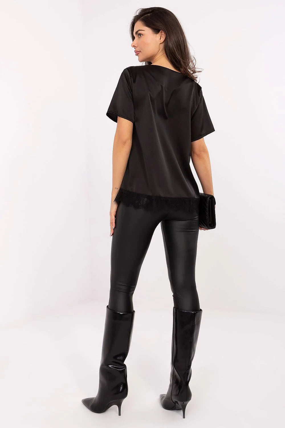 blouse femme satin noir manches courtes col bateau drapé coupe ample fluide satiné dentelle tonale côté finition lisse élégante chic