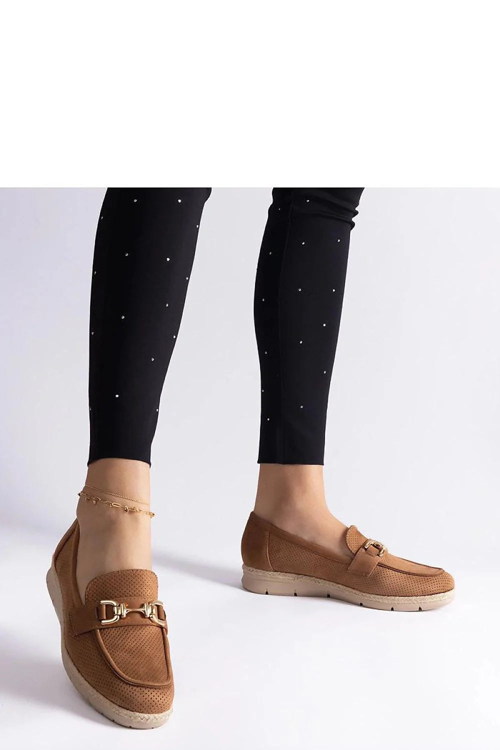 Mocassins femme élégants design moderne couleur marron chaleureuse perforé cuir semelle compensée dorée occasions spéciales