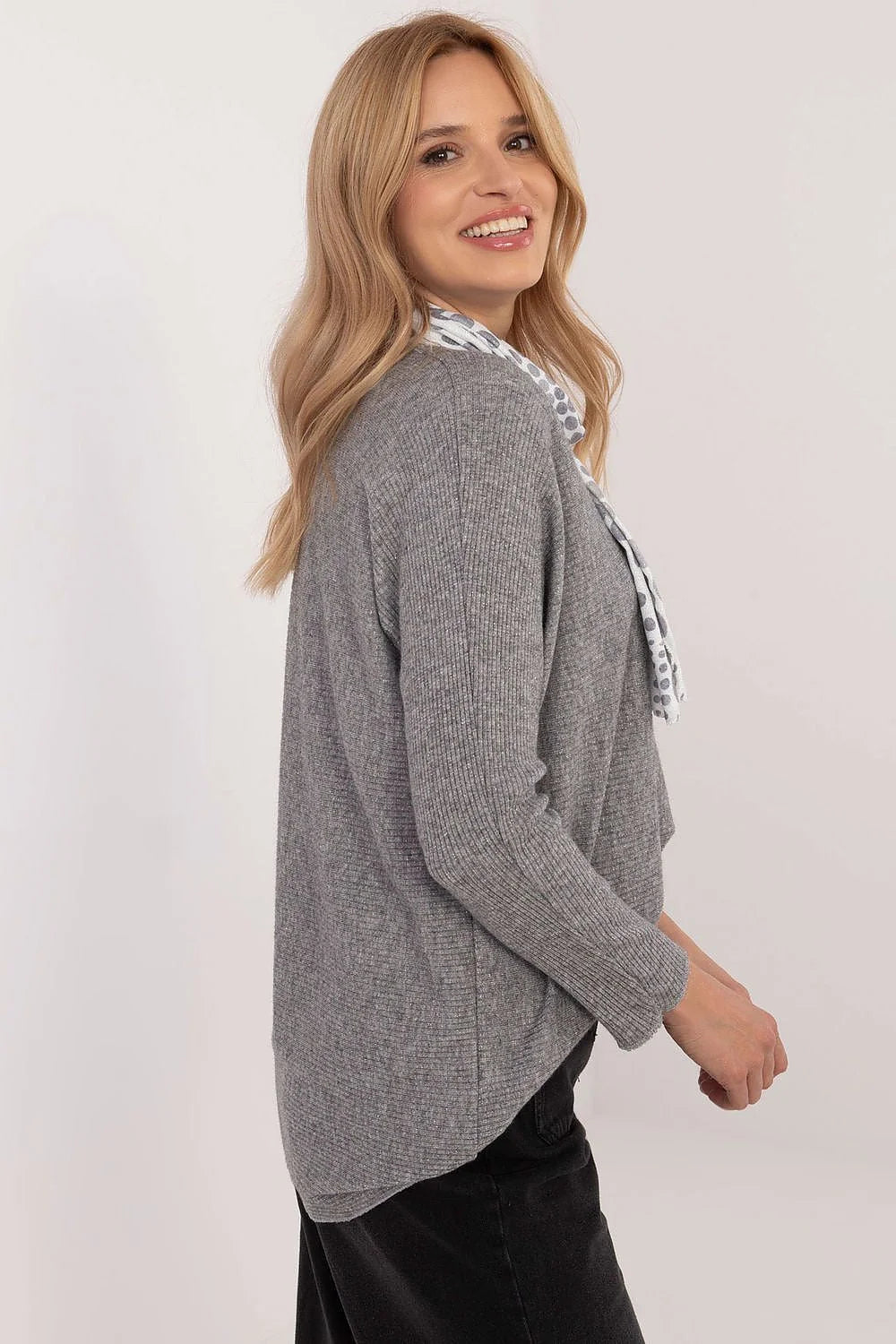 pull femme Italy Moda maille côtelée gris clair coupe boxy courte col V profond manches longues ourlet asymétrique écharpe pois