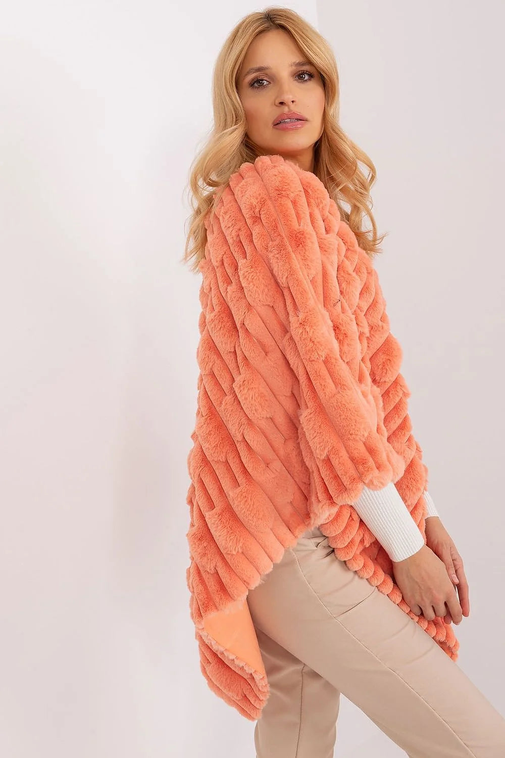 Poncho femme fausse fourrure orange vif coupe ample manches longues col rond silhouette trapèze