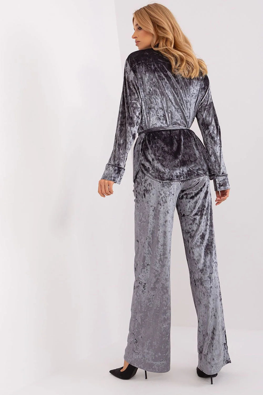 ensemble Lakerta velours métallisé gris anthracite chemise boutonnée ceinturée pantalon large fluide coupe froissé brillant soyeux élégant confortable luxueux féminin