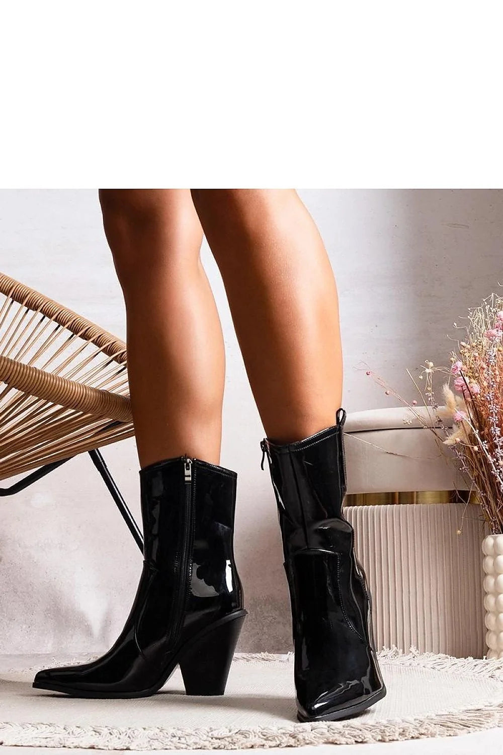 bottes vegan cuir verni noir mi mollet pointe aiguë talon cubain conique biseauté fermeture éclair latérale doublure fourrure synthétique confortable