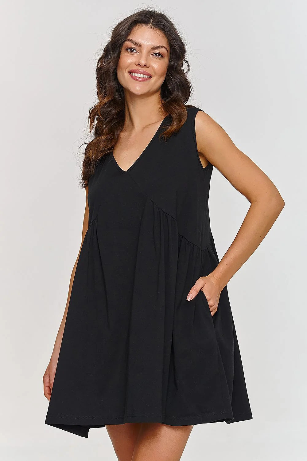 Robe sans manches Makadamia V-neck évasée genoux coton noir confortable élégance quotidienne femme