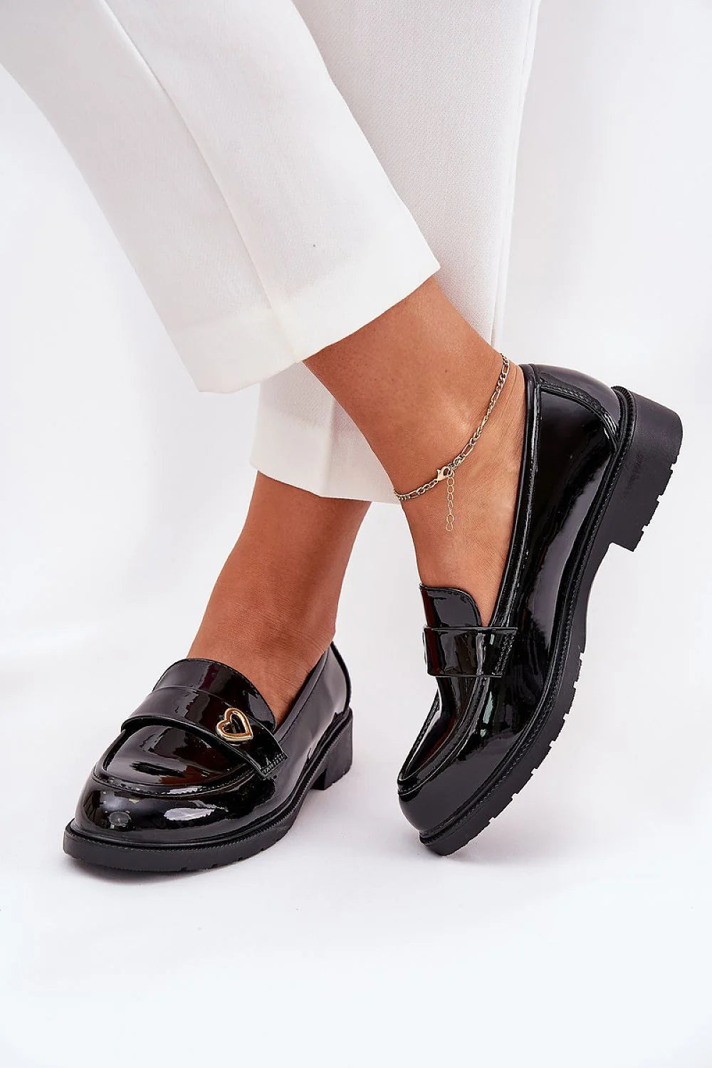 mocassins femme vernis noirs SBarski élégants brillants cuir synthétique ornement cœur doré talon bas semelle crantée confortable raffiné