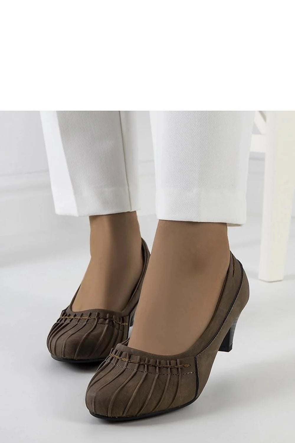 Escarpins élégants pour femme à bouts arrondis en cuir synthétique brun, talons moyens, plissés, confortables, idéaux pour le bureau et les événements
