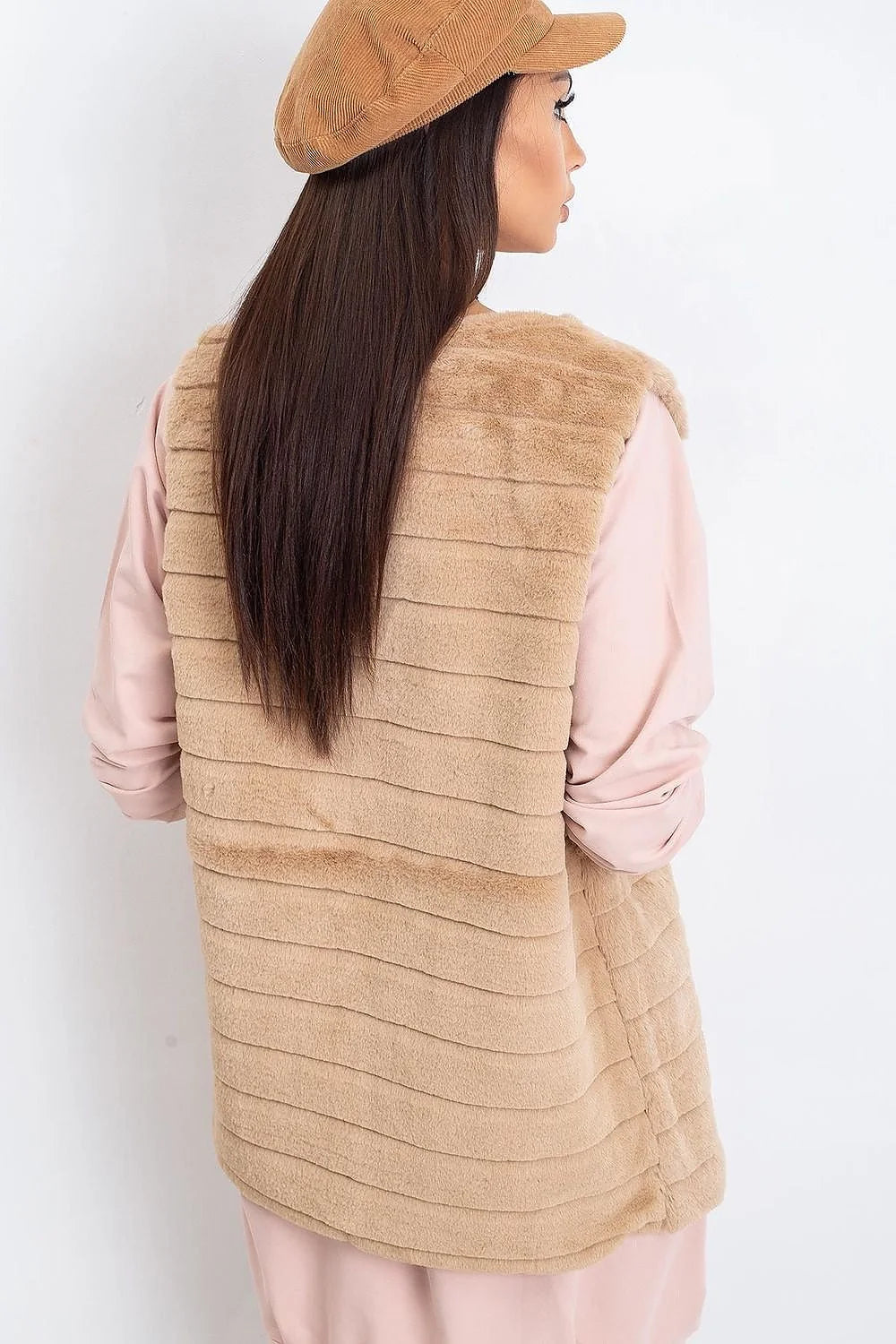 Gilet sans manches fausse fourrure gris élégant décontracté hiver femme moderne tendance mode féminine
