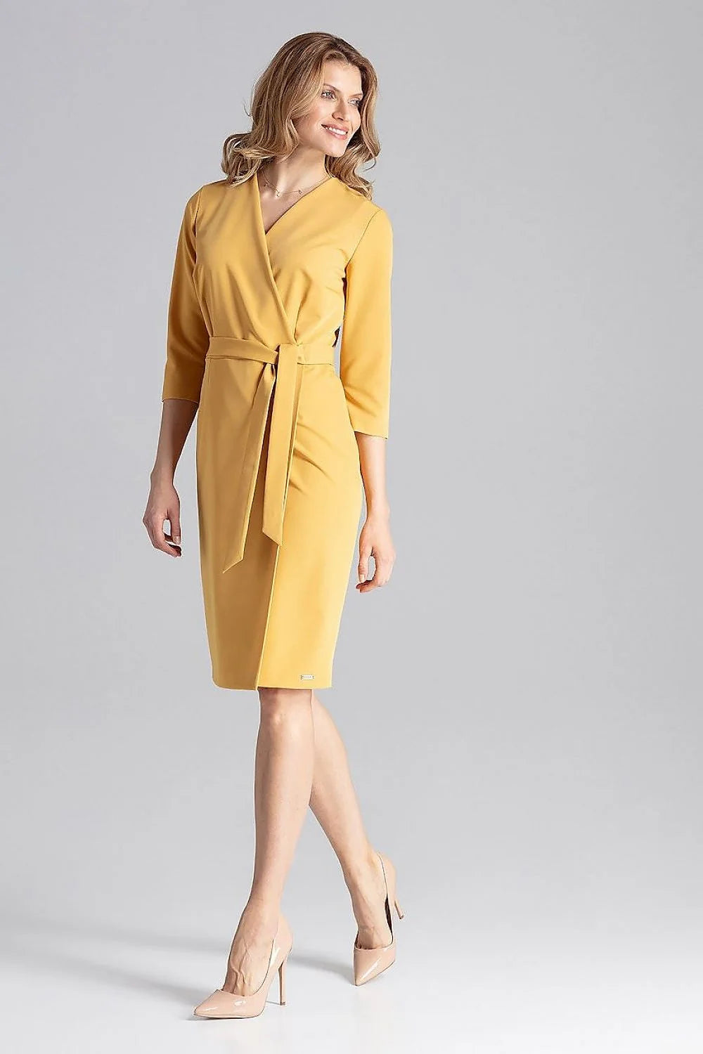 Robe portefeuille polyester élégante jaune moutarde ceinturée classique pour femmes modernes bureaux réunions affaires