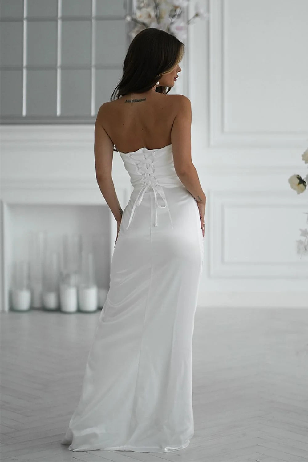 robe longue satinée bustier sans bretelles rosace drapée poitrine coupe ajustée taille cintrée fente haute jambe