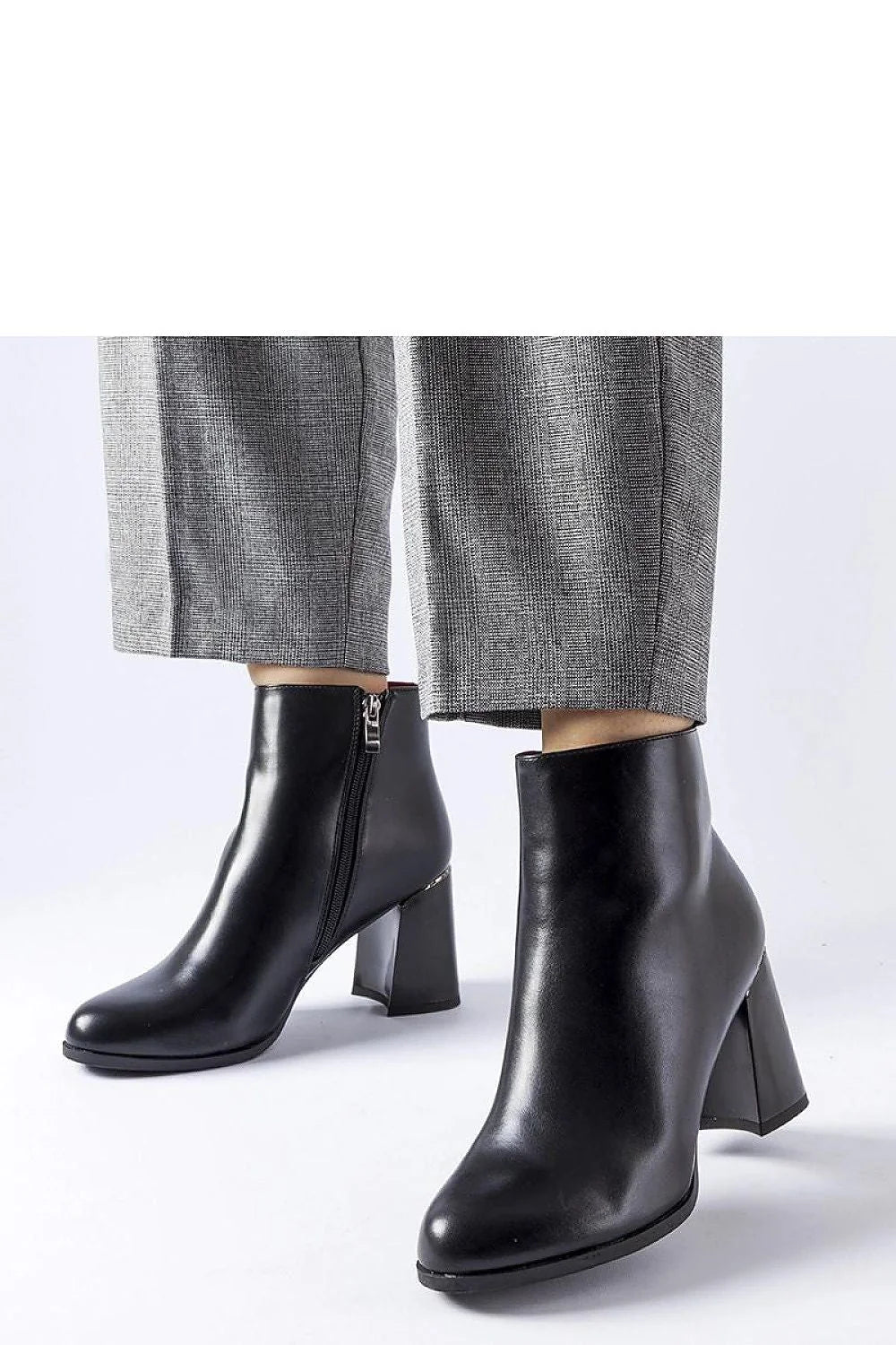 Bottines élégantes pour femmes en cuir noir lisse à talons carrés, design moderne et intemporel, confort et style