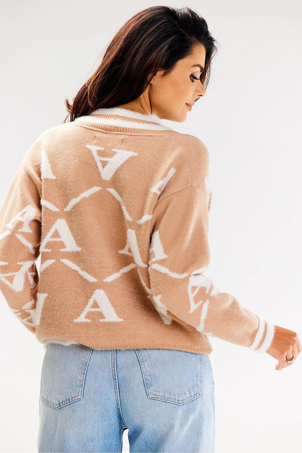 cardigan femme oversize tricot doux chaud beige camel monogramme blanc lettres col V manches longues boutonné boutons dorés bordures côtelées
