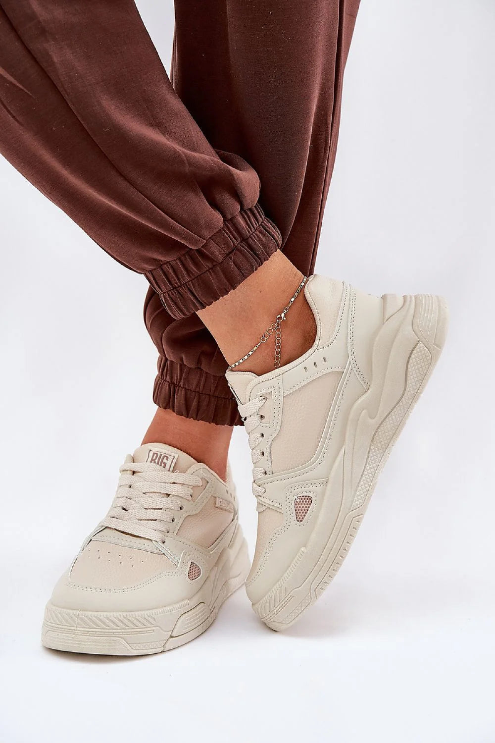 Chaussures de sport modernes pour femmes design épuré confort maximal couleur beige clair semelle épaisse tige de 7 cm plateforme de 6.5 cm matériau similicuir style casual tendance streetwear polyvalence vestimentaire finitions soignées logo discret