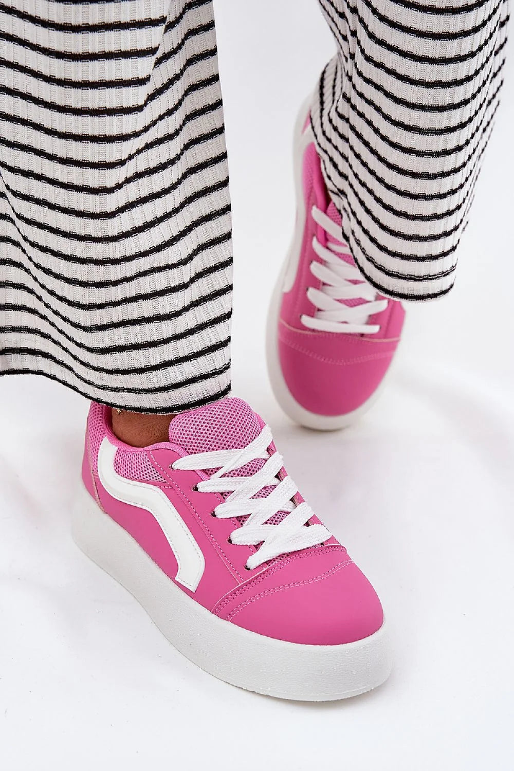Chaussures de sport modernes pour femmes en simili-cuir rose vif bande wavy blanche semelle épaisse confortable