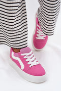 Chaussures de sport modernes pour femmes en simili-cuir rose vif bande wavy blanche semelle épaisse confortable