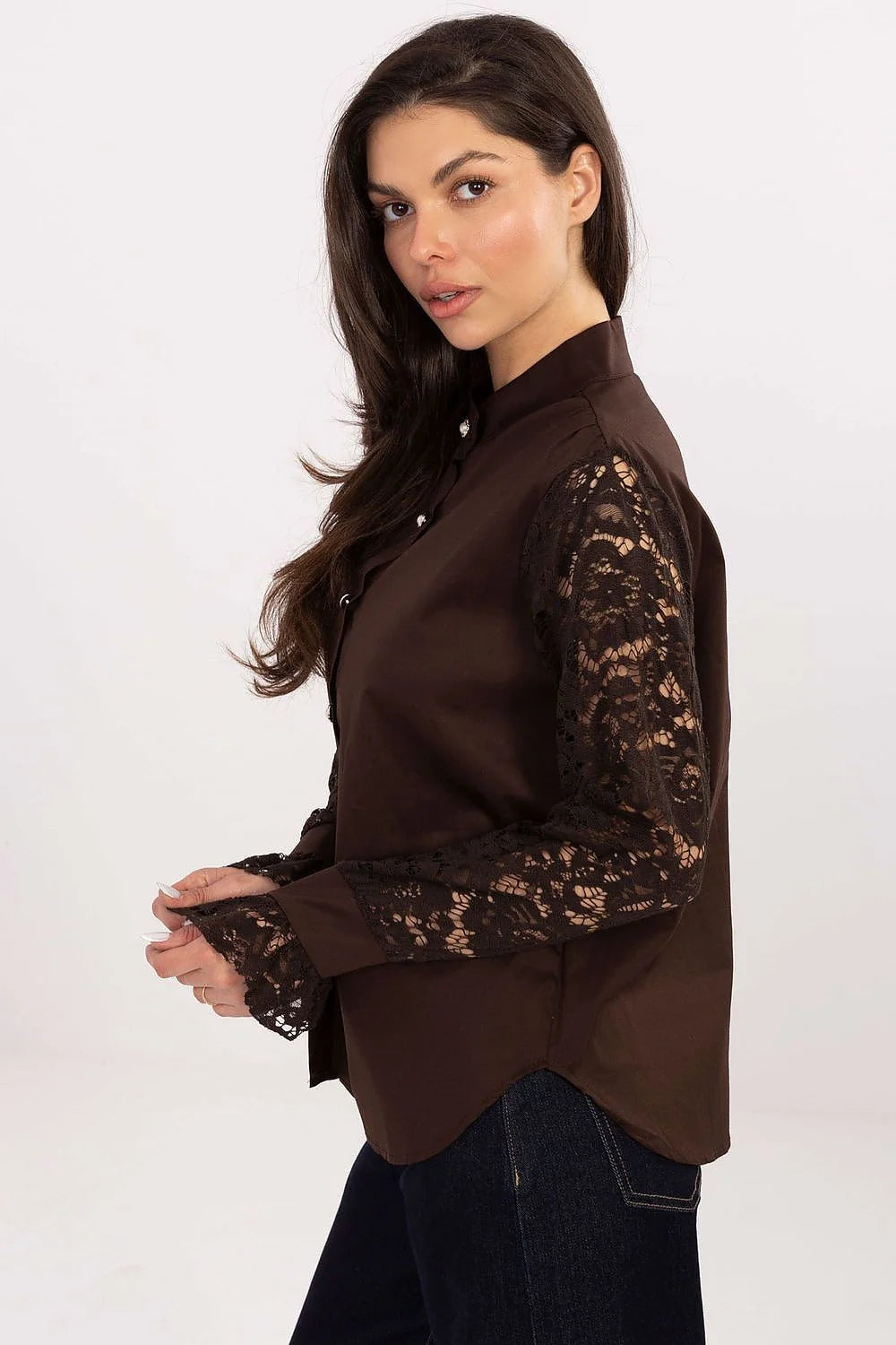 chemise femme manches longues dentelle florale col mao boutons nacrés satinée marron chocolat ajustée élégante chic raffinée