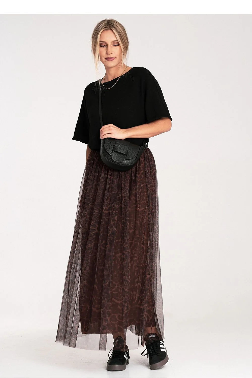 blouse top oversize noir coupe boxy courte manchescourtes larges encolurearrondie maillelegere souple fluide viscose acrylique laine casualchic minimaliste contemporain polyvalent