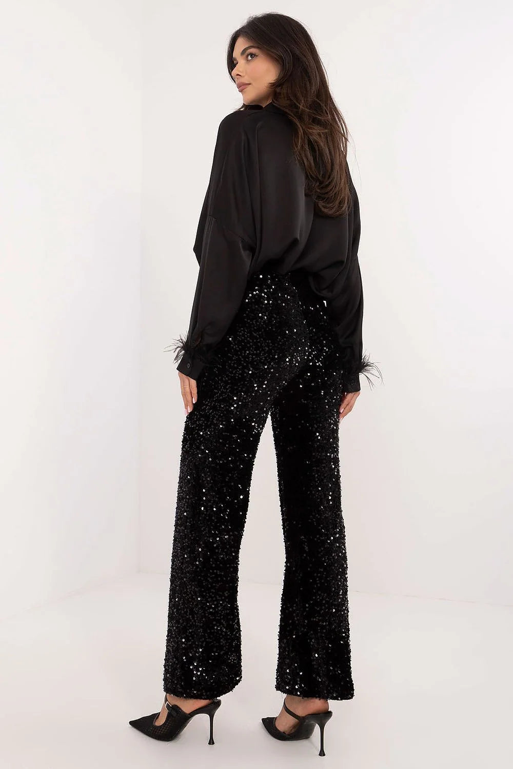 pantalon palazzo noir paillettes scintillant taille haute coupe large fluide chemisier satin oversize manches longues poignets plumes élégant soirée luxe