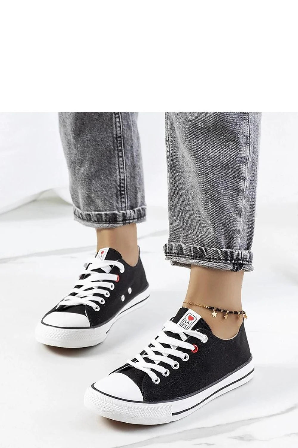 Baskets classiques noires blanches Kolind tige en toile semelle caoutchouc lacets blancs logo femme